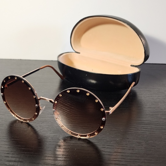 Sunglasses with case - Picture 1 of 4